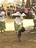 11. ci accolgono suonando e danzando.JPG
